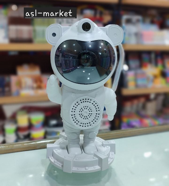 پروجکشن کهکشانی اسپیکردار مدل فضانورد ایستاده